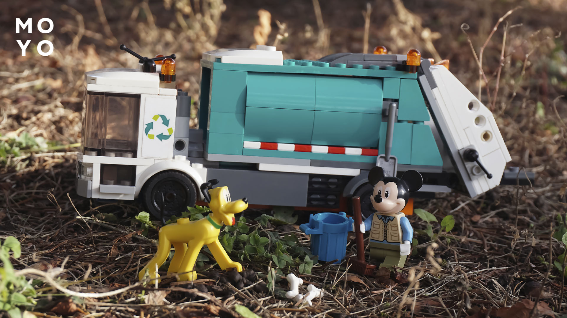 фігурки та сміттєвоз із Lego