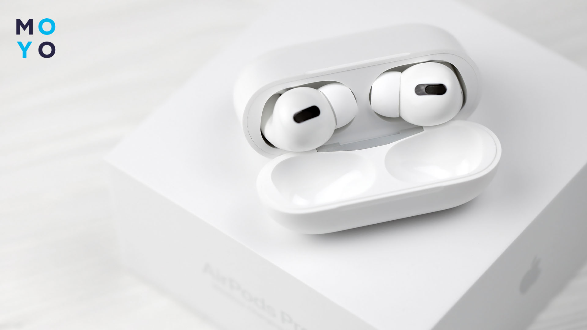 AirPods Pro на коробці