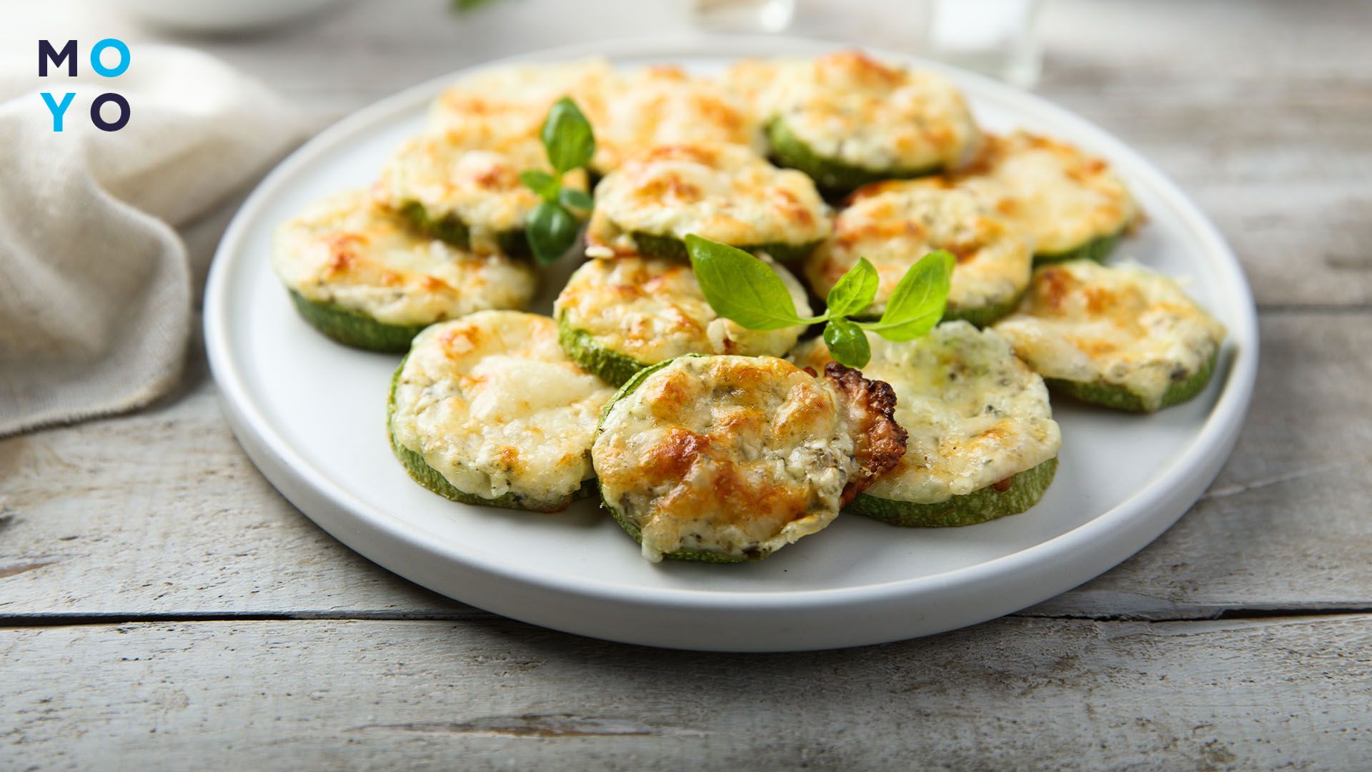 Жареные кабачки с чесноком, кунжутом и зеленью.