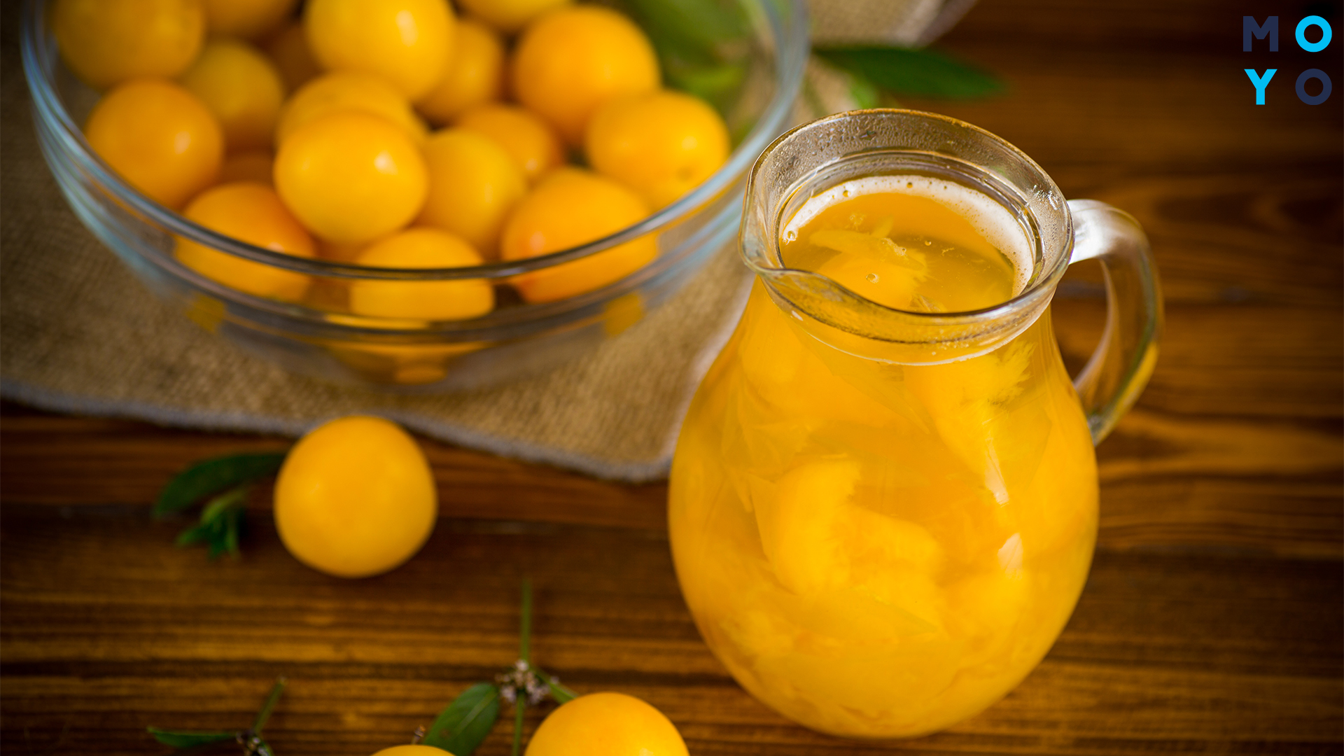 Компот из алычи в кувшине