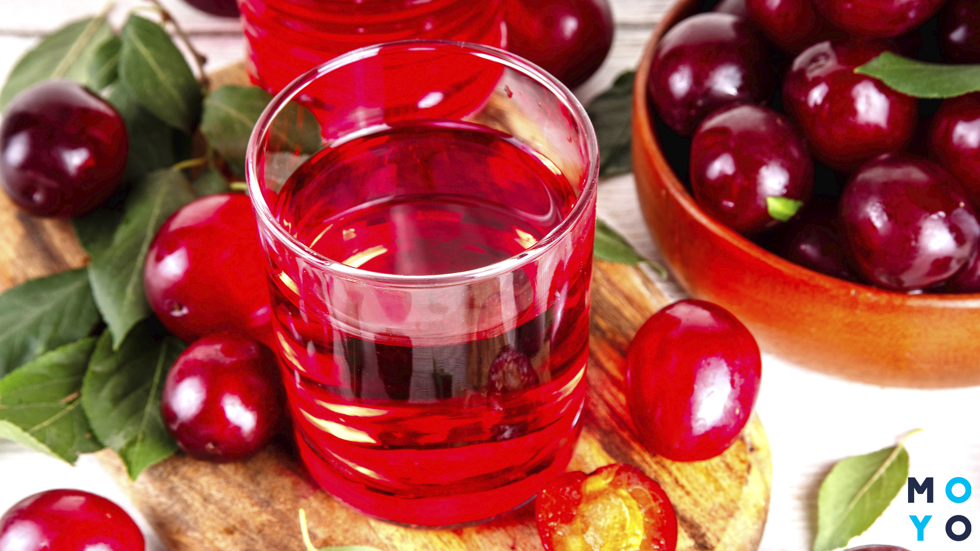 Компот из алычи в стеклянном стакане