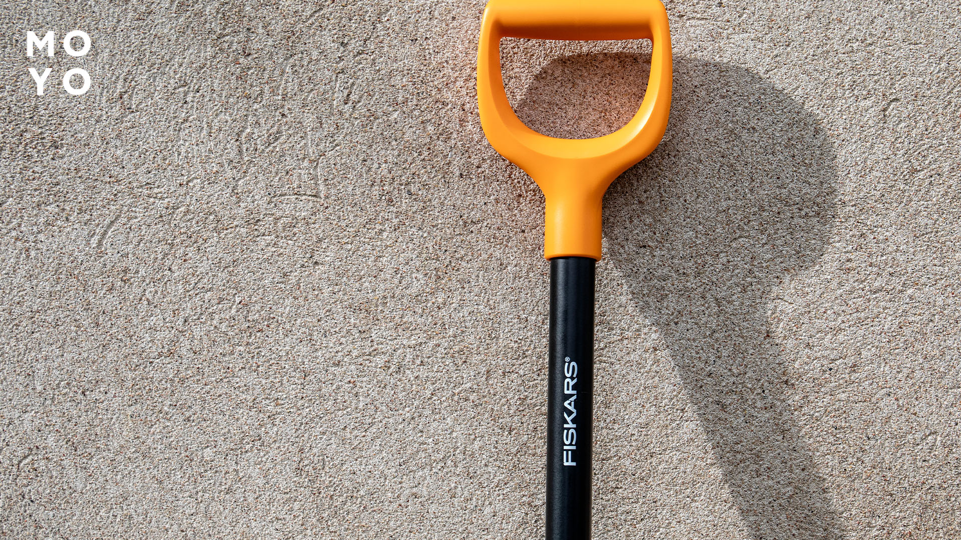 Черенок лопаты с фирменным дизайном Fiskars