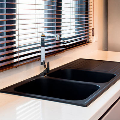 Какая мойка лучше — нержавейка или искусственный камень: 5 доводов