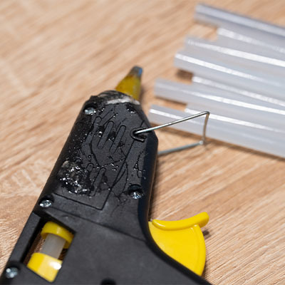 Як користуватися клейовим пістолетом: інструкція в 5 пунктах