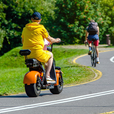 Что лучше электроскутер или электровелосипед — сравнение по 4 параметрам