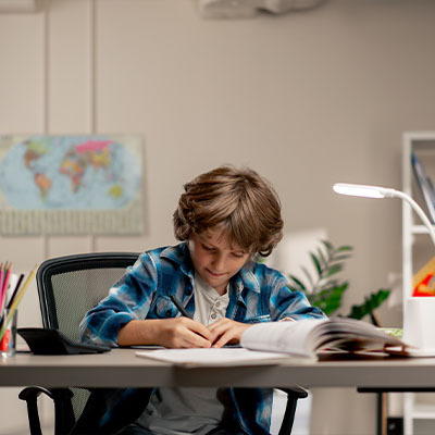 Как выбрать стол и стул для первоклассника — 6 шагов к правильной осанке