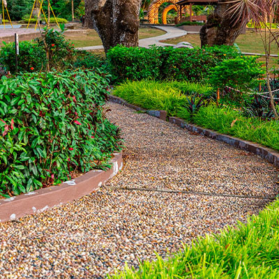 Як зробити садову доріжку: ТОП 4 варіанти, які прослужать роками