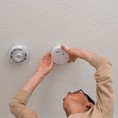 Как поменять батарейку в датчике пожарной сигнализации — инструкция из 3 пунктов