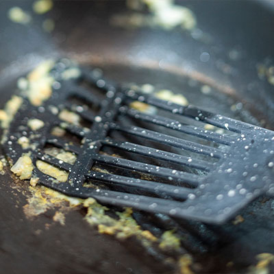 Что делать, если пригорает сковорода — 3 подсказки от опытных хозяек