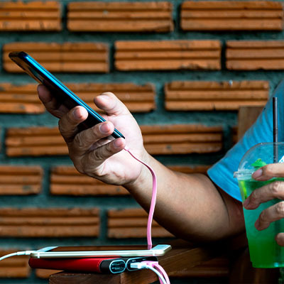 Чи можна користуватися телефоном під час заряджання — 5 «так» та 3 суворих «ні»