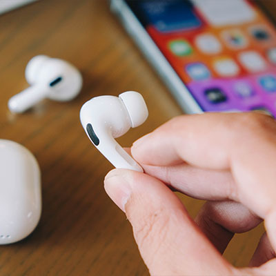 Як подивитися заряд навушників на Айфоні — 4 способи для AirPods та інших Bluetooth-моделей