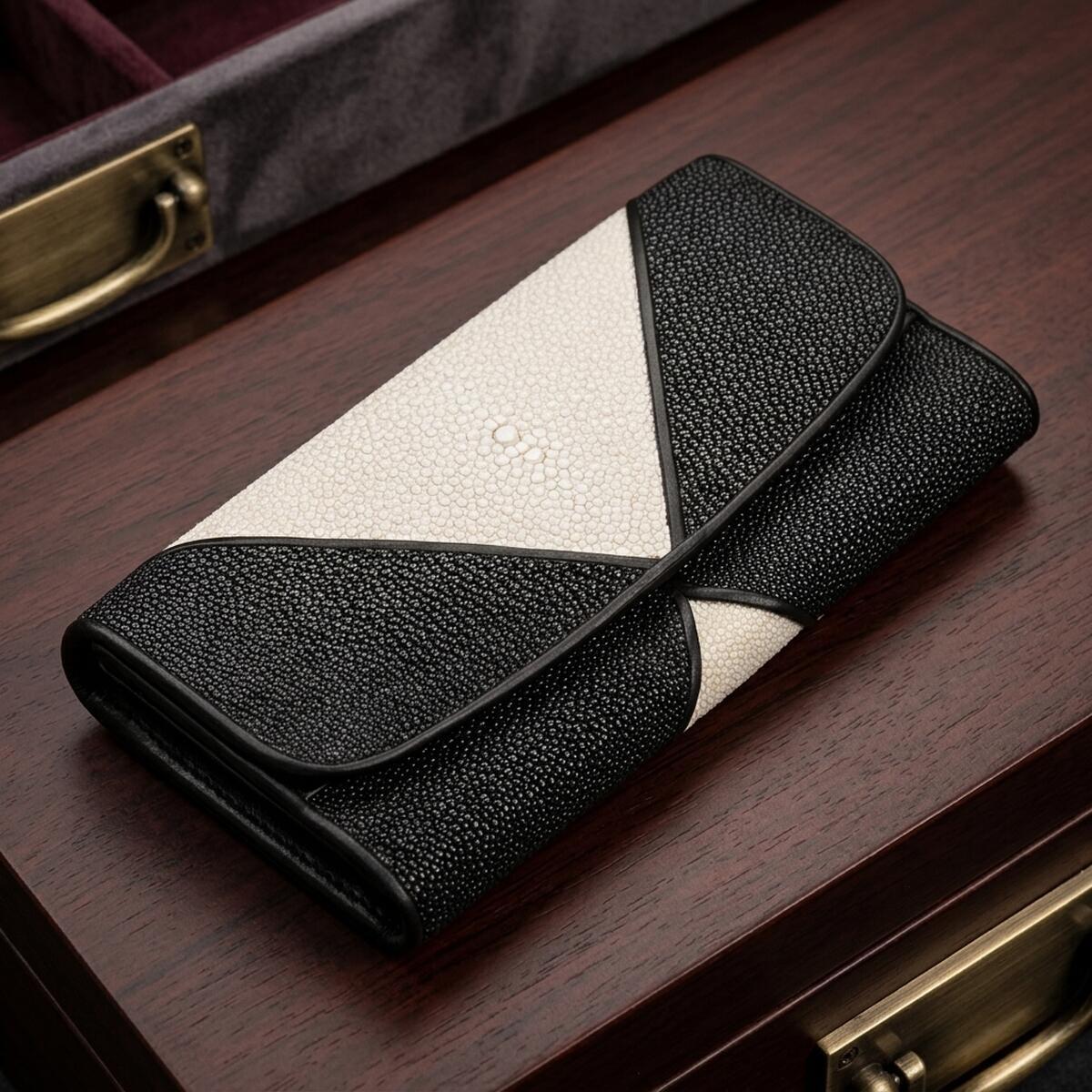 Гаманець жіночий шкіряний Stingray Leather 18103 чорний фото1